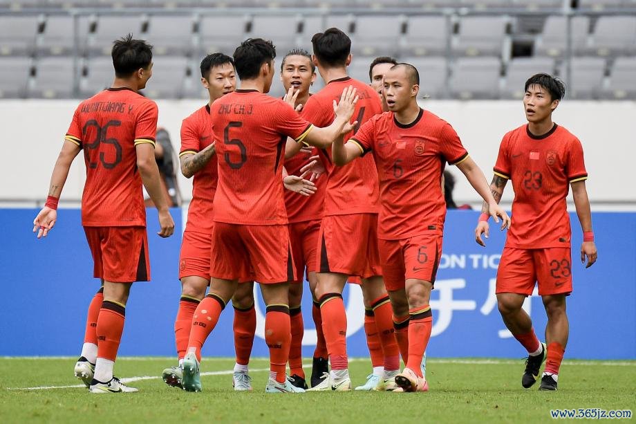 [图]中国男足1-0胜中国香港队取首胜 东亚杯获季军