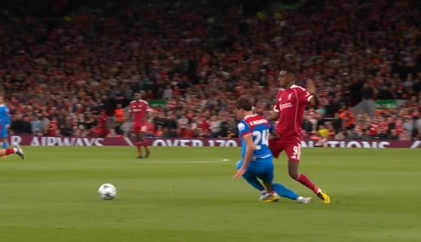 还好无大碍！伊萨克出球后被勒诺尔芒踩到，苦难倒地