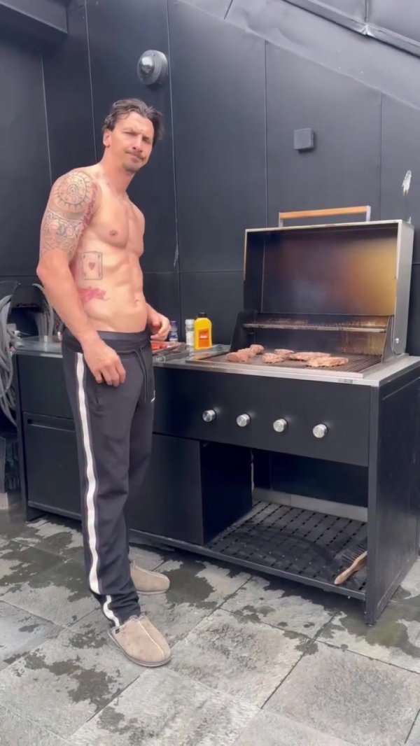 肌肉线条一经显著！44岁伊布晒赤裸上身烤肉视频