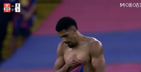 清贫取胜！阿劳霍绝杀后巴萨众生相：阿劳霍脱衣 弗里克拉菲咆哮