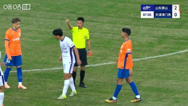 直红离场！陈哲宣不悦判罚陆续输出，主裁平直掏出红牌将其罚下