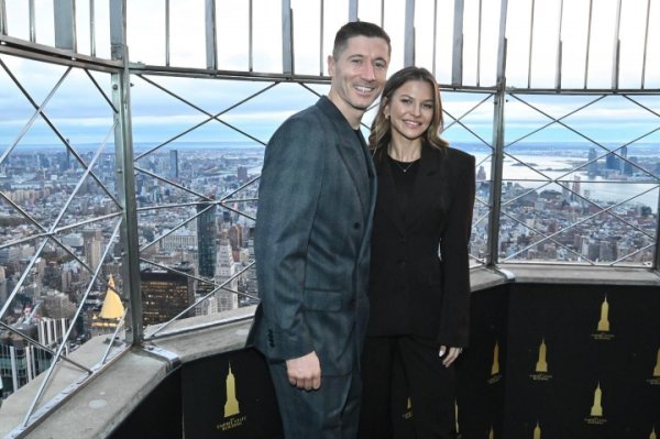 【小吧外交秀】女神PK！瓦尔加黑丝迷惑，胡梅尔斯女友秀绝好意思体魄